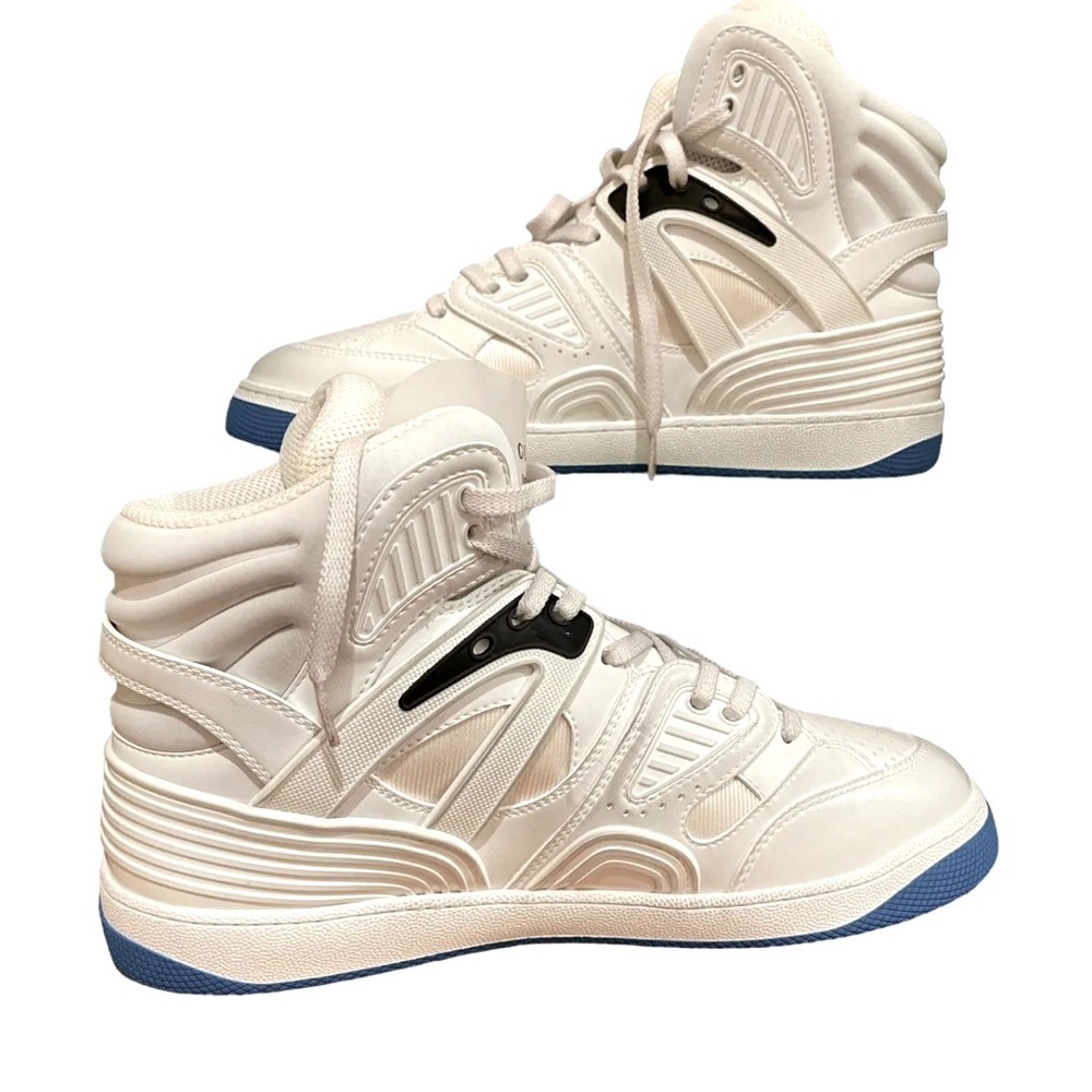 8.5 Gucci Basket Sneakers never worn comes with original box and dusk bag wht/bl